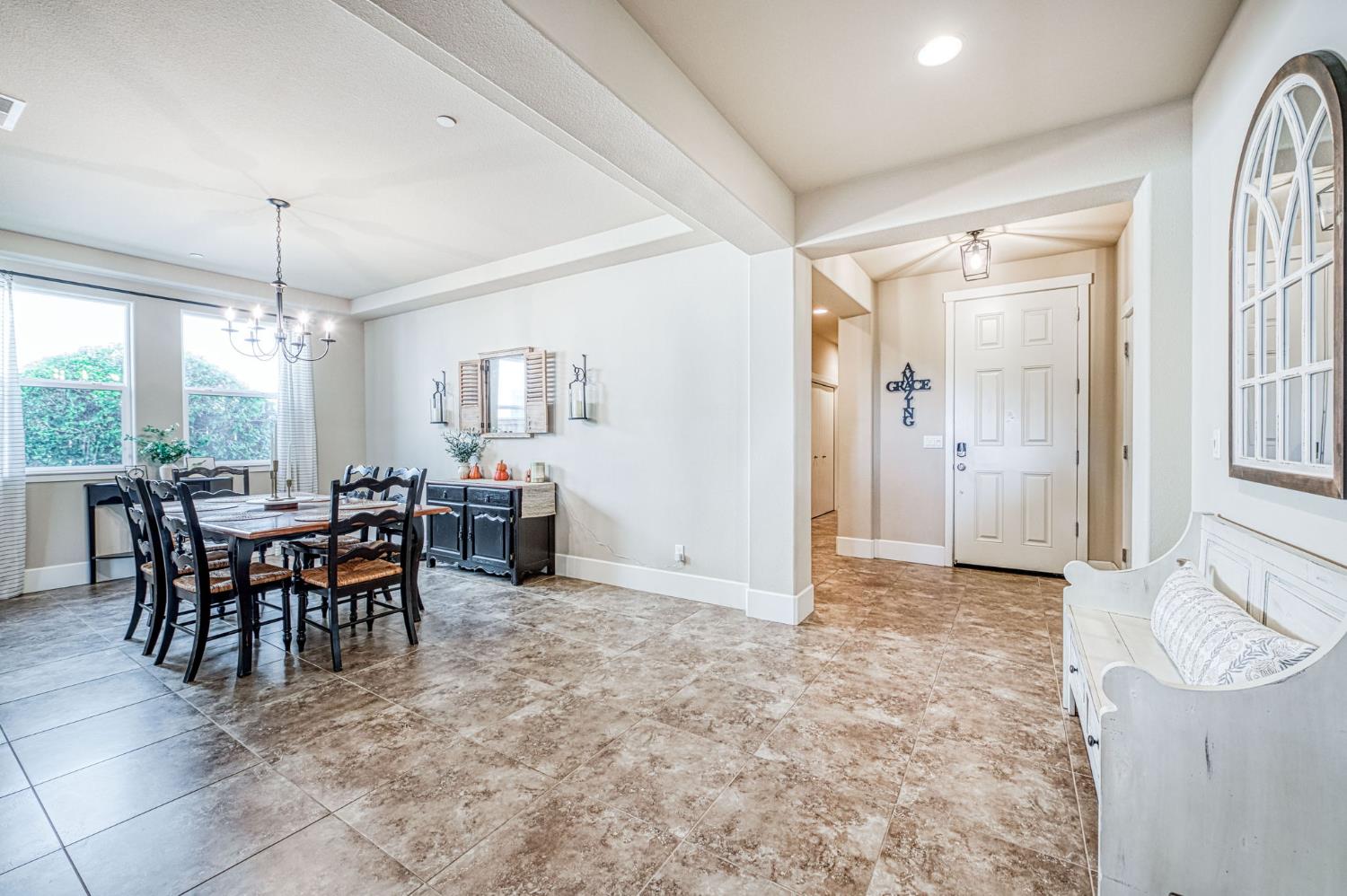1825 N Paddington Ln, Clovis, CA 93619