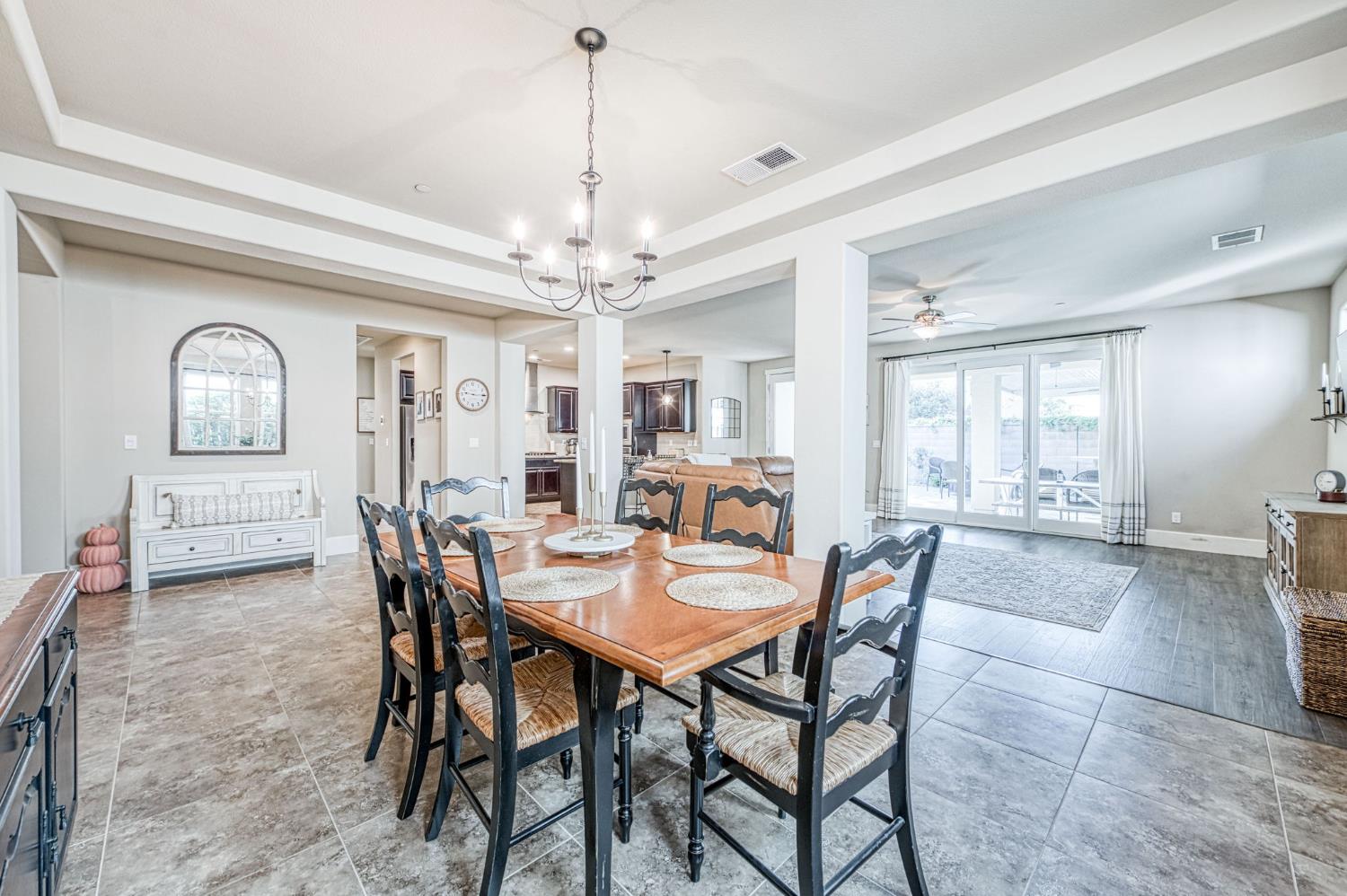 1825 N Paddington Ln, Clovis, CA 93619