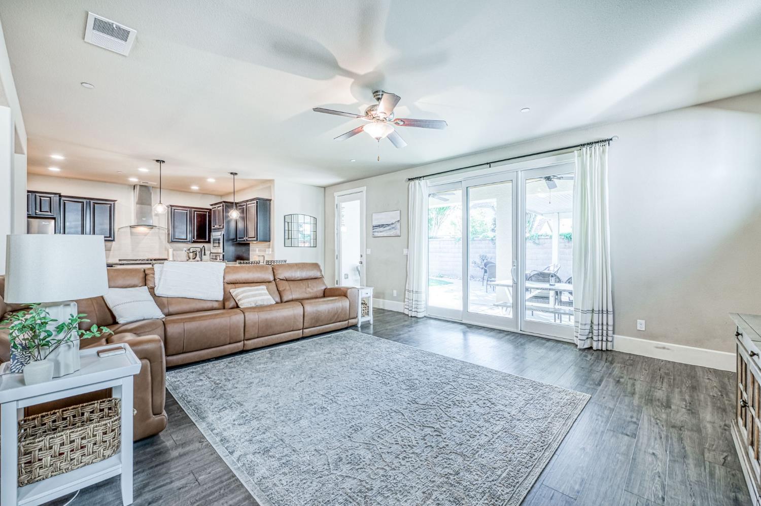 1825 N Paddington Ln, Clovis, CA 93619