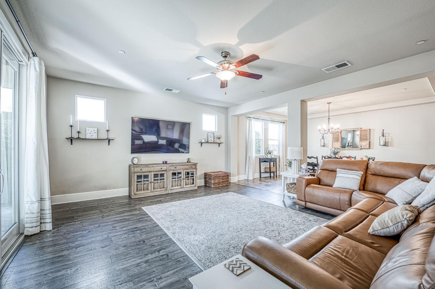 1825 N Paddington Ln, Clovis, CA 93619