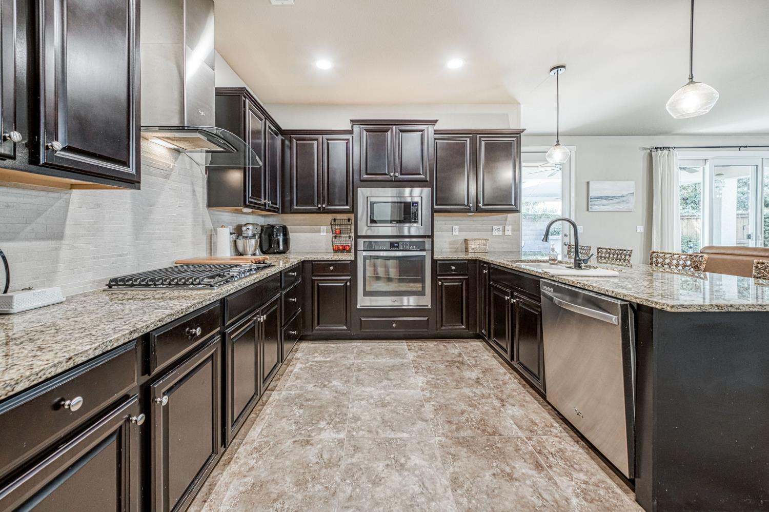 1825 N Paddington Ln, Clovis, CA 93619