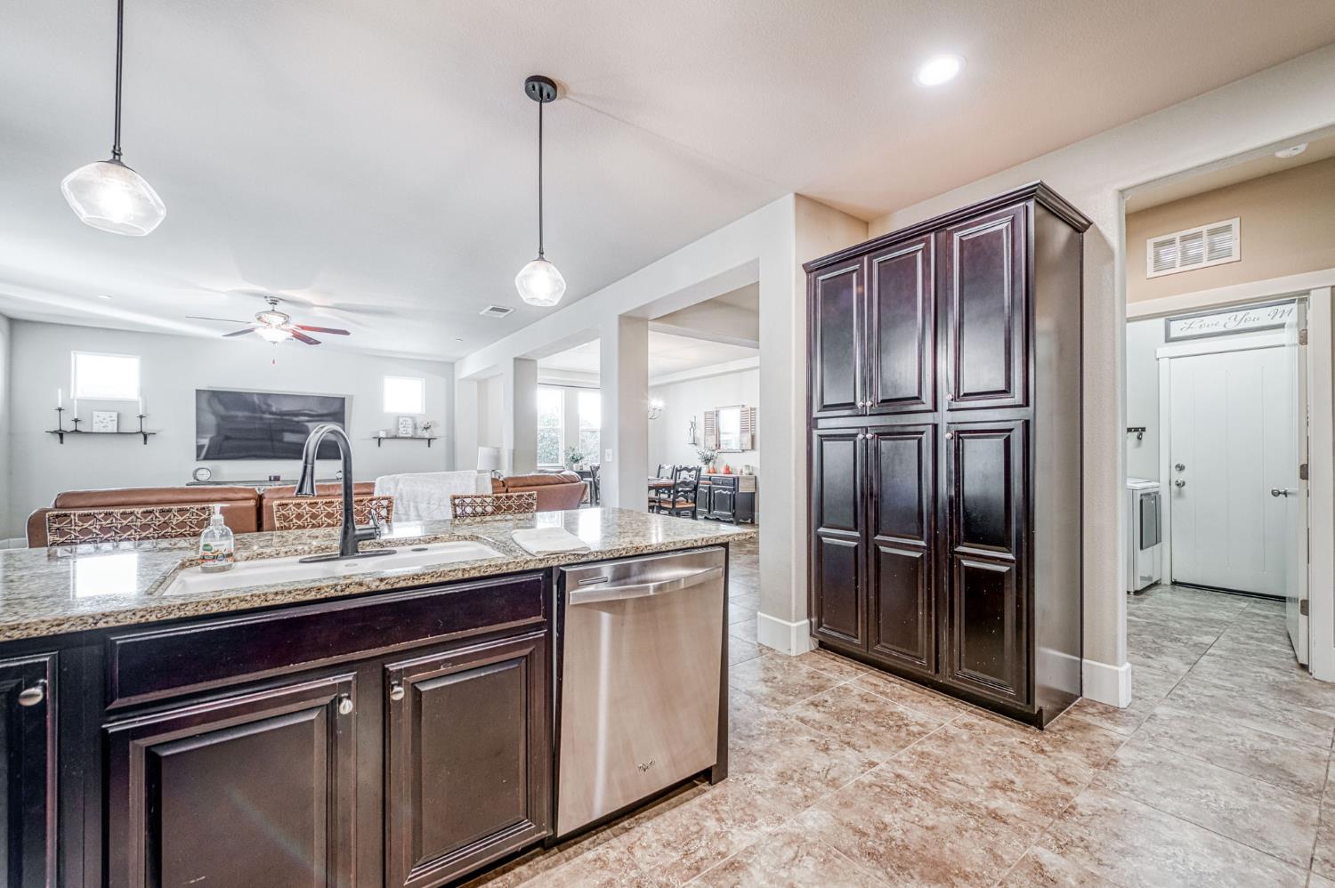 1825 N Paddington Ln, Clovis, CA 93619