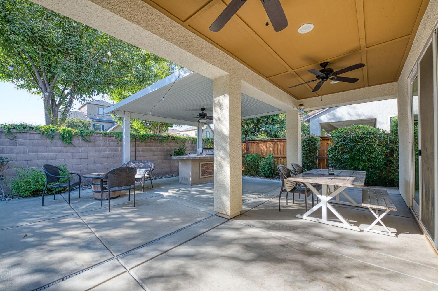 1825 N Paddington Ln, Clovis, CA 93619