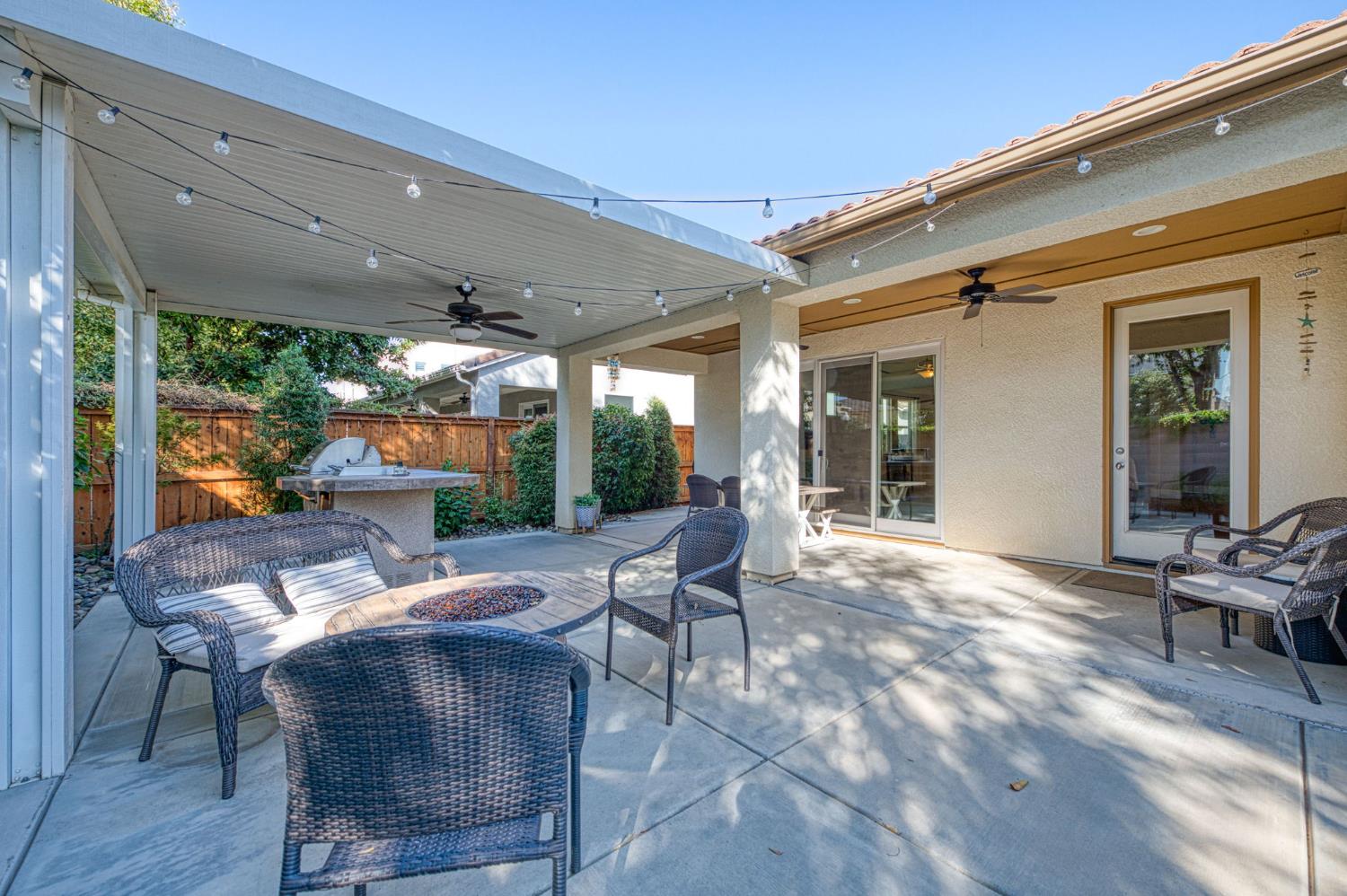 1825 N Paddington Ln, Clovis, CA 93619