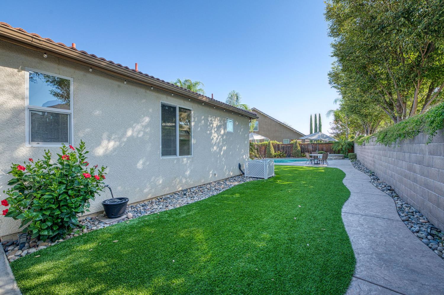 1825 N Paddington Ln, Clovis, CA 93619