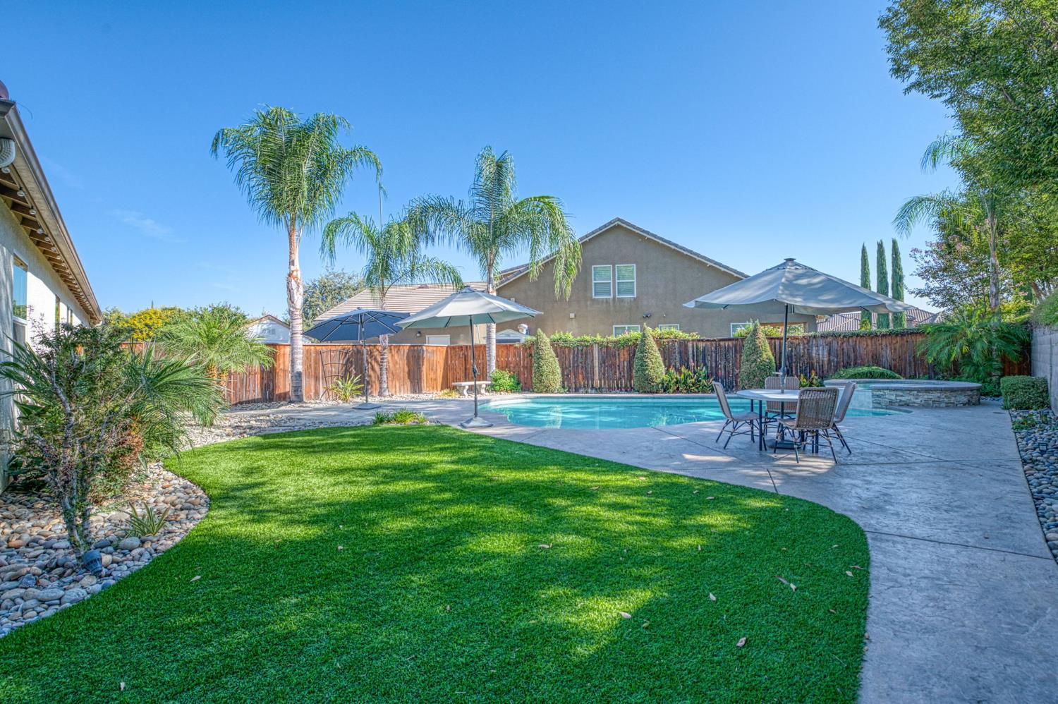 1825 N Paddington Ln, Clovis, CA 93619