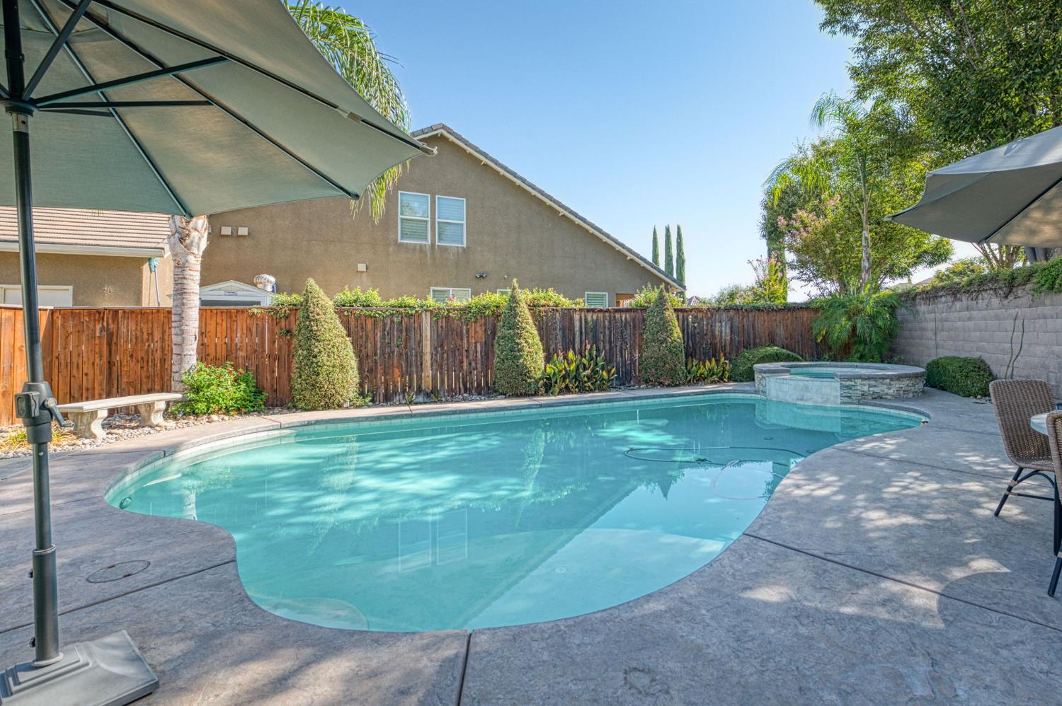 1825 N Paddington Ln, Clovis, CA 93619