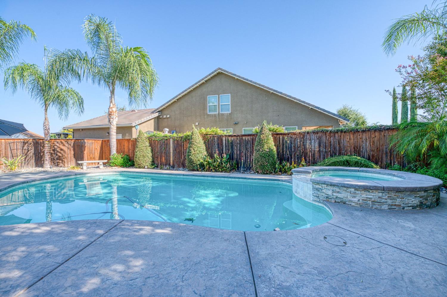 1825 N Paddington Ln, Clovis, CA 93619