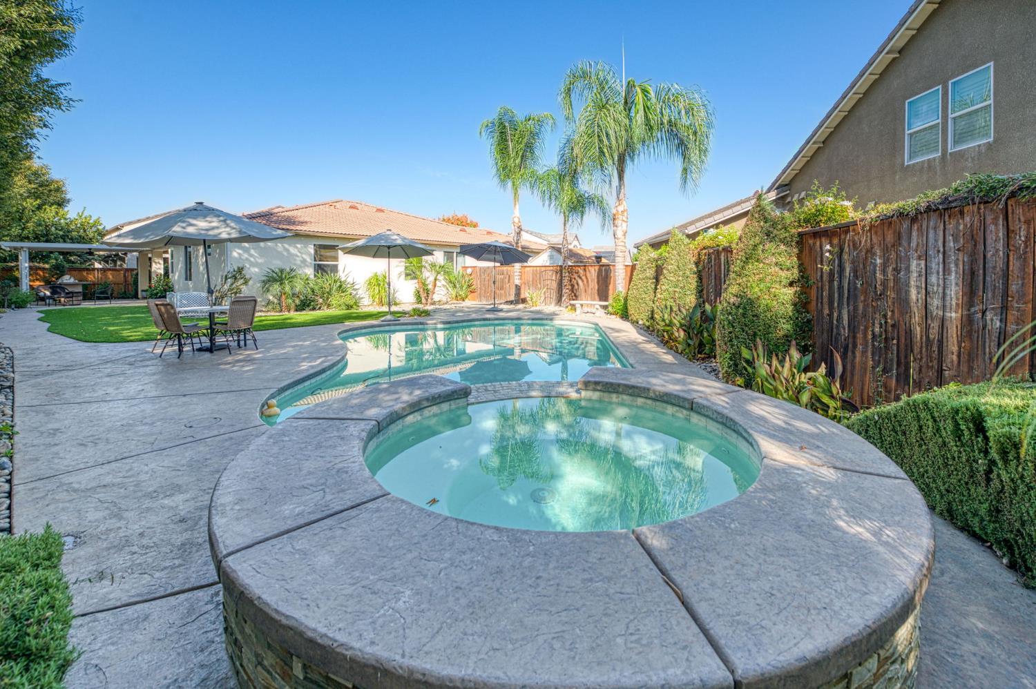 1825 N Paddington Ln, Clovis, CA 93619