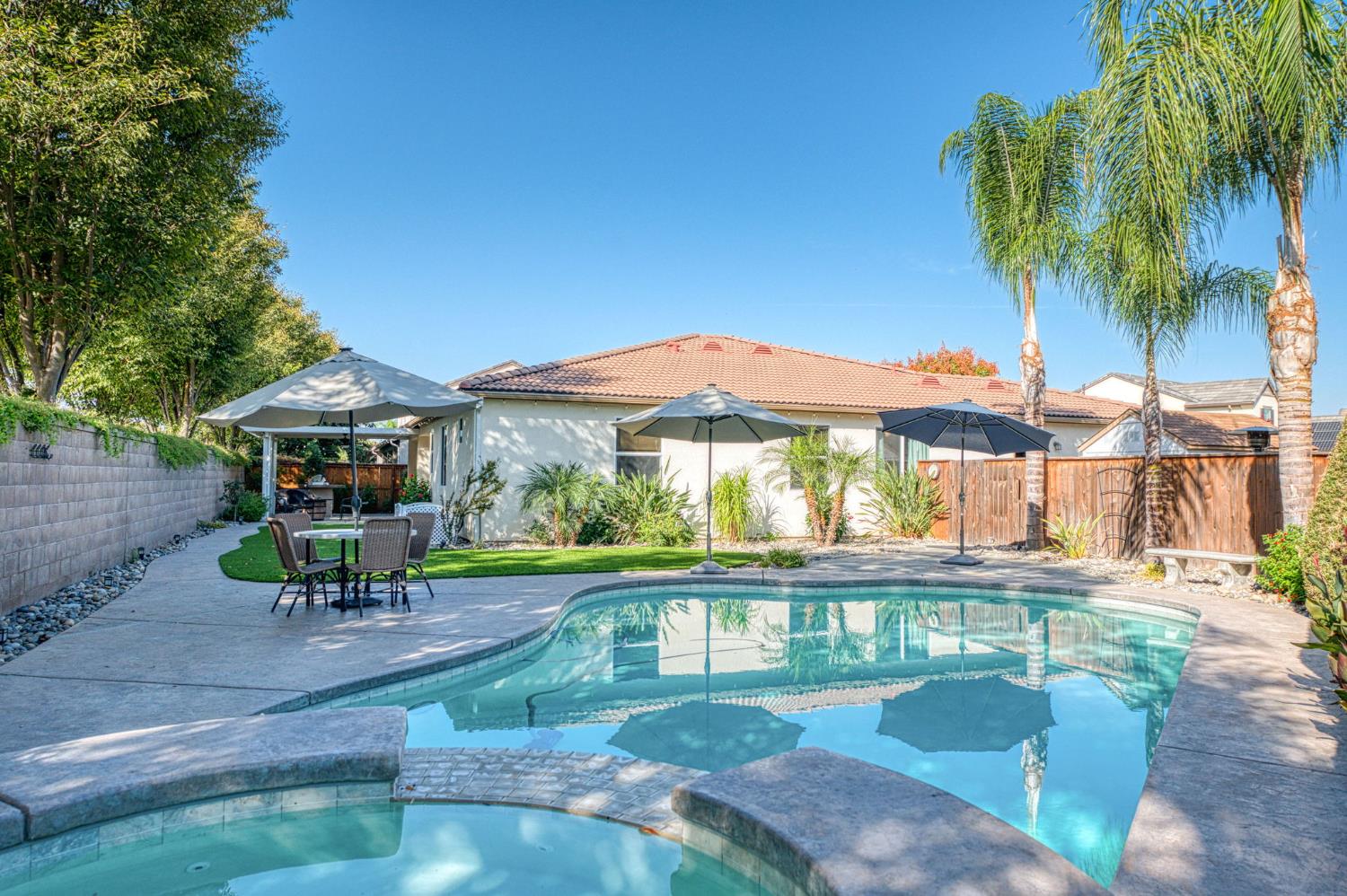 1825 N Paddington Ln, Clovis, CA 93619