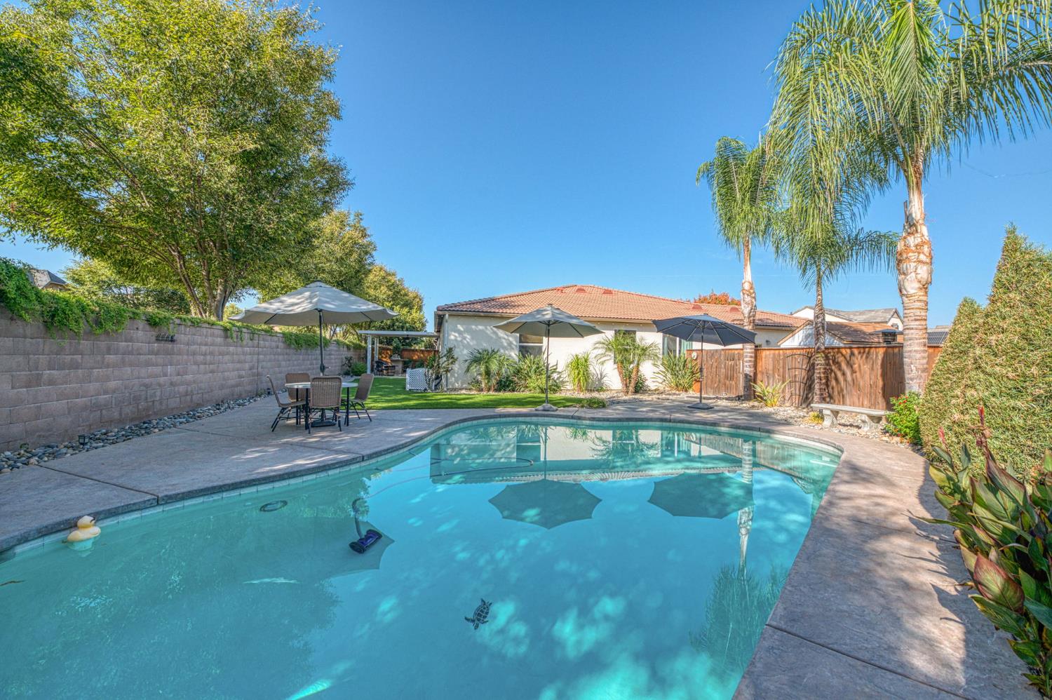 1825 N Paddington Ln, Clovis, CA 93619