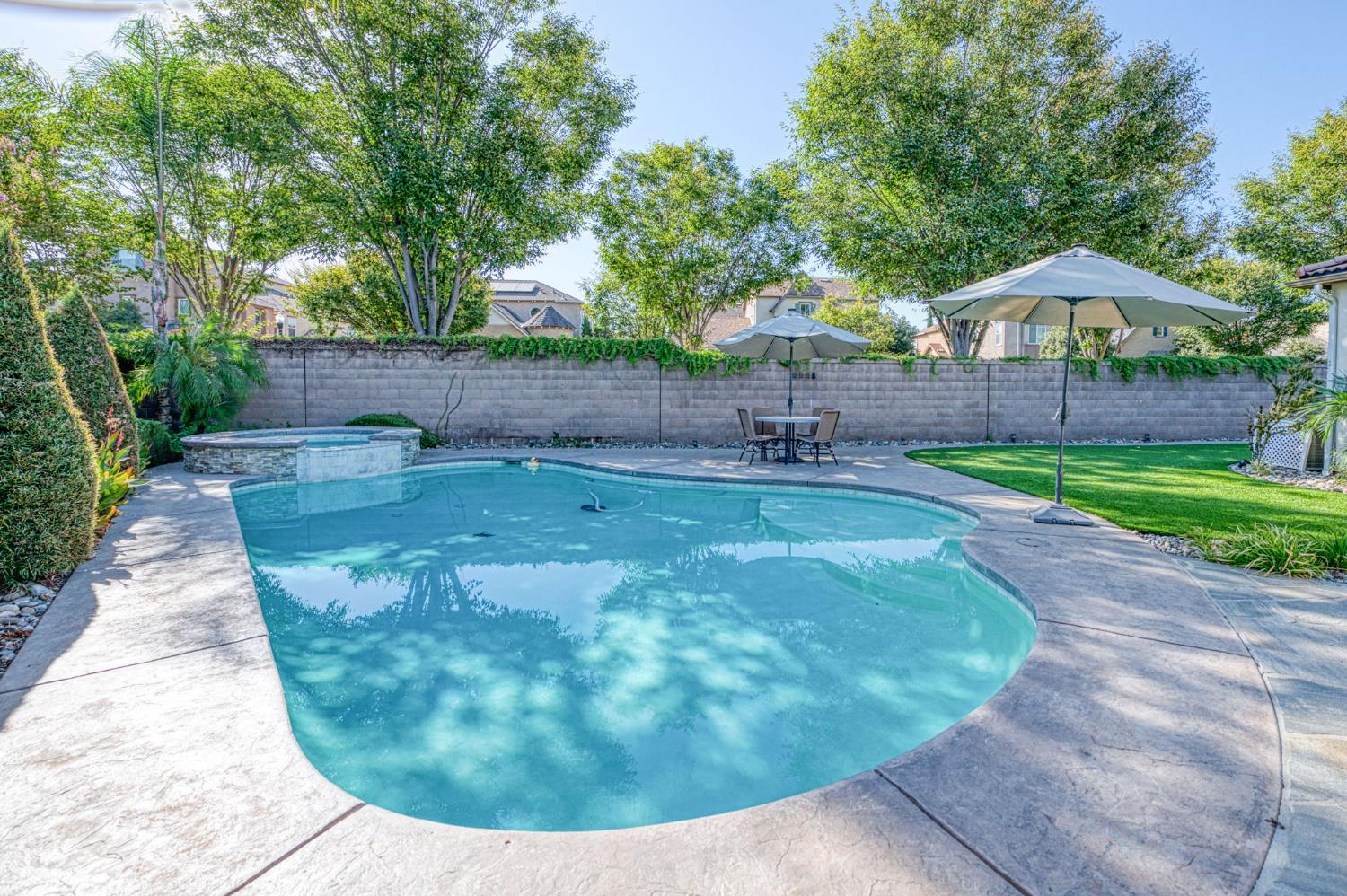 1825 N Paddington Ln, Clovis, CA 93619