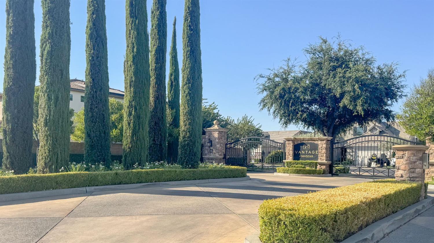 1825 N Paddington Ln, Clovis, CA 93619