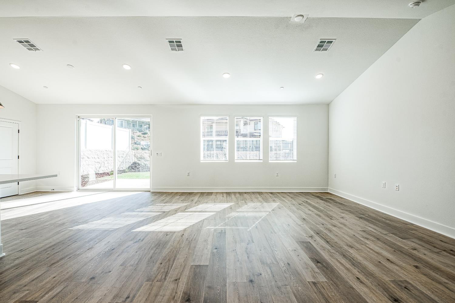 8165 Cottonwood Dr, Friant, CA 93626