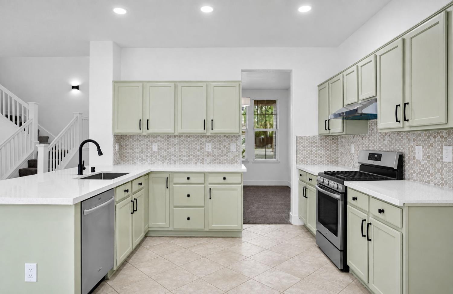 791 W Pebble Dr, Hanford, CA 93230