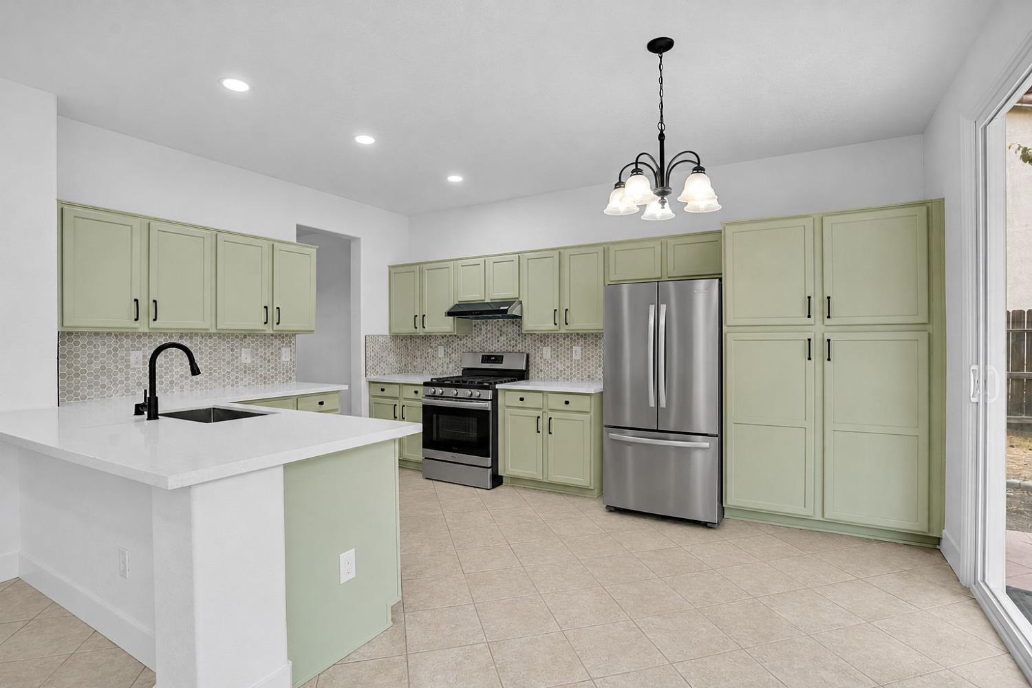 791 W Pebble Dr, Hanford, CA 93230