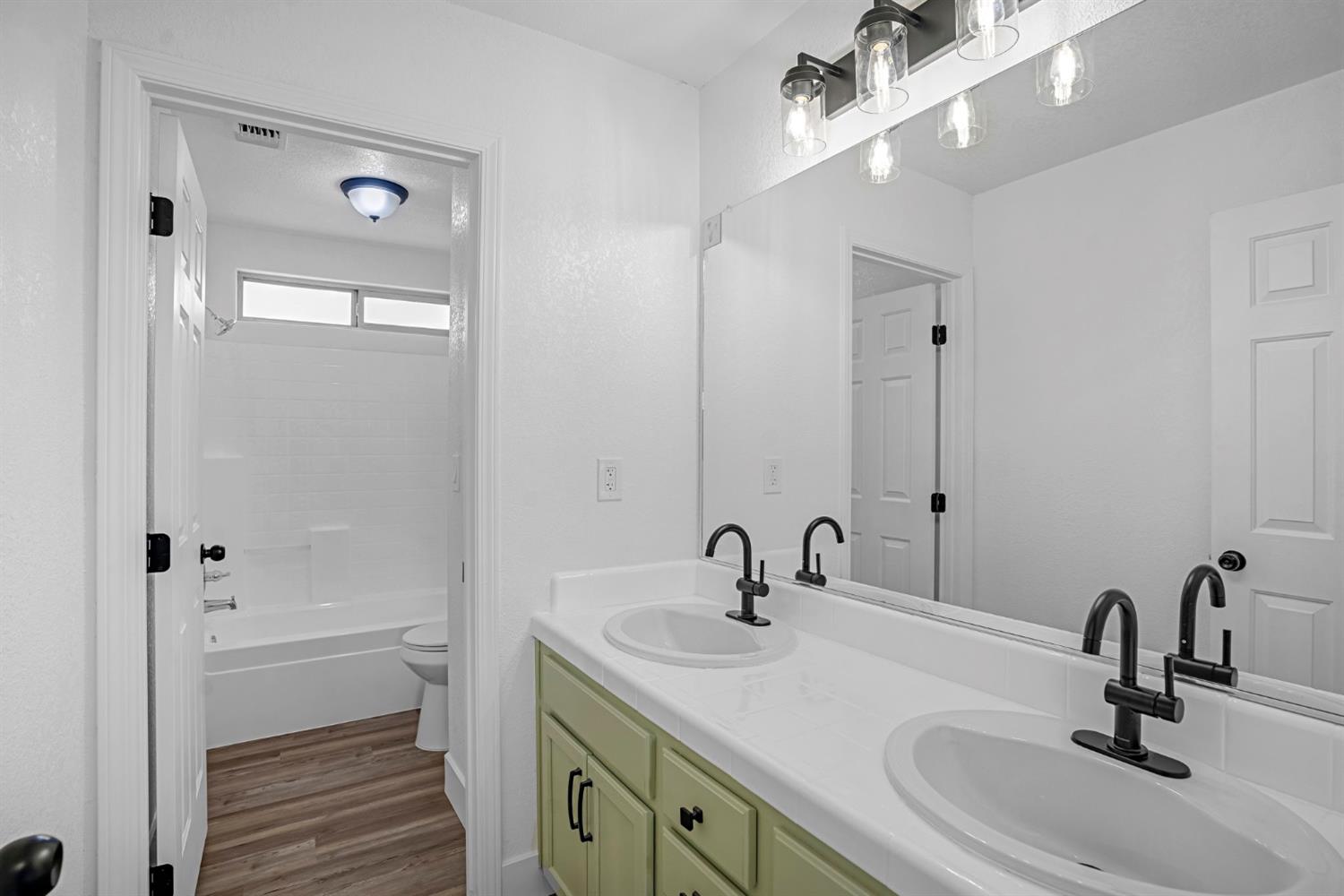 791 W Pebble Dr, Hanford, CA 93230