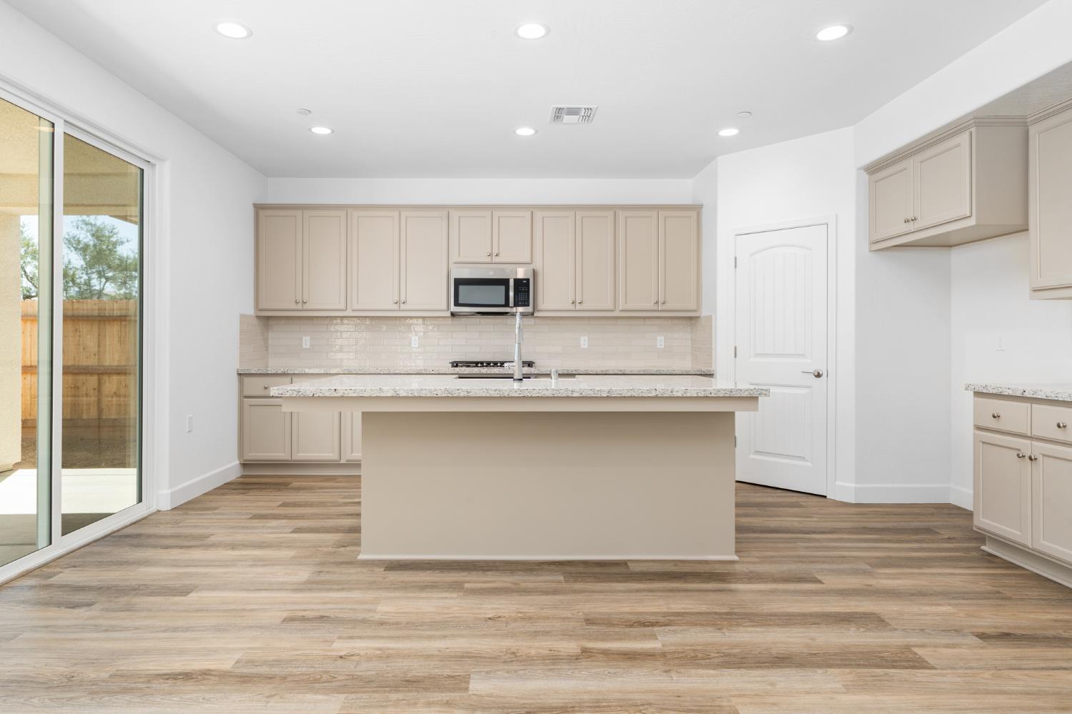 1132 Ponderosa Way W, Madera, CA 93636