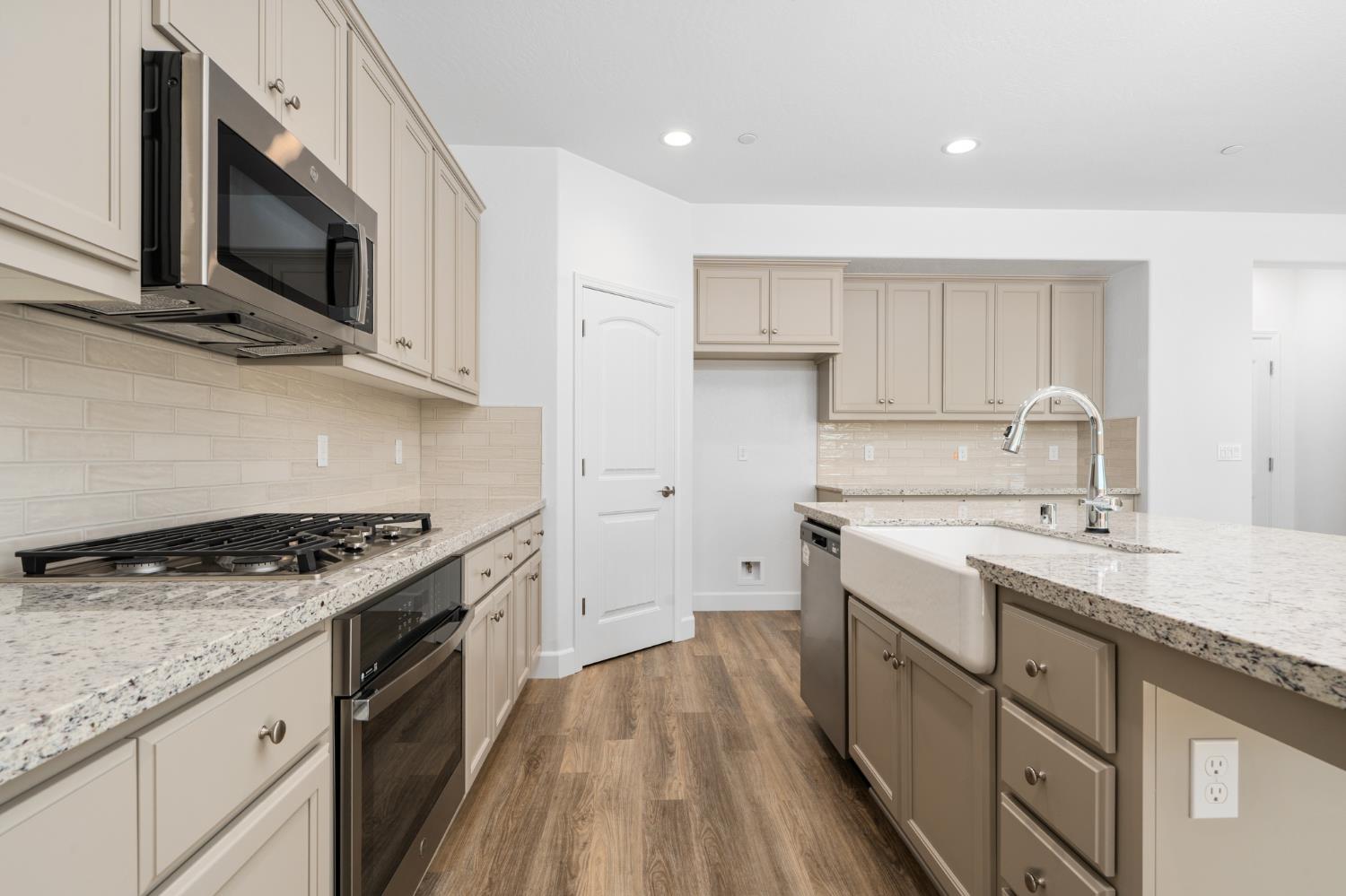 1132 Ponderosa Way W, Madera, CA 93636