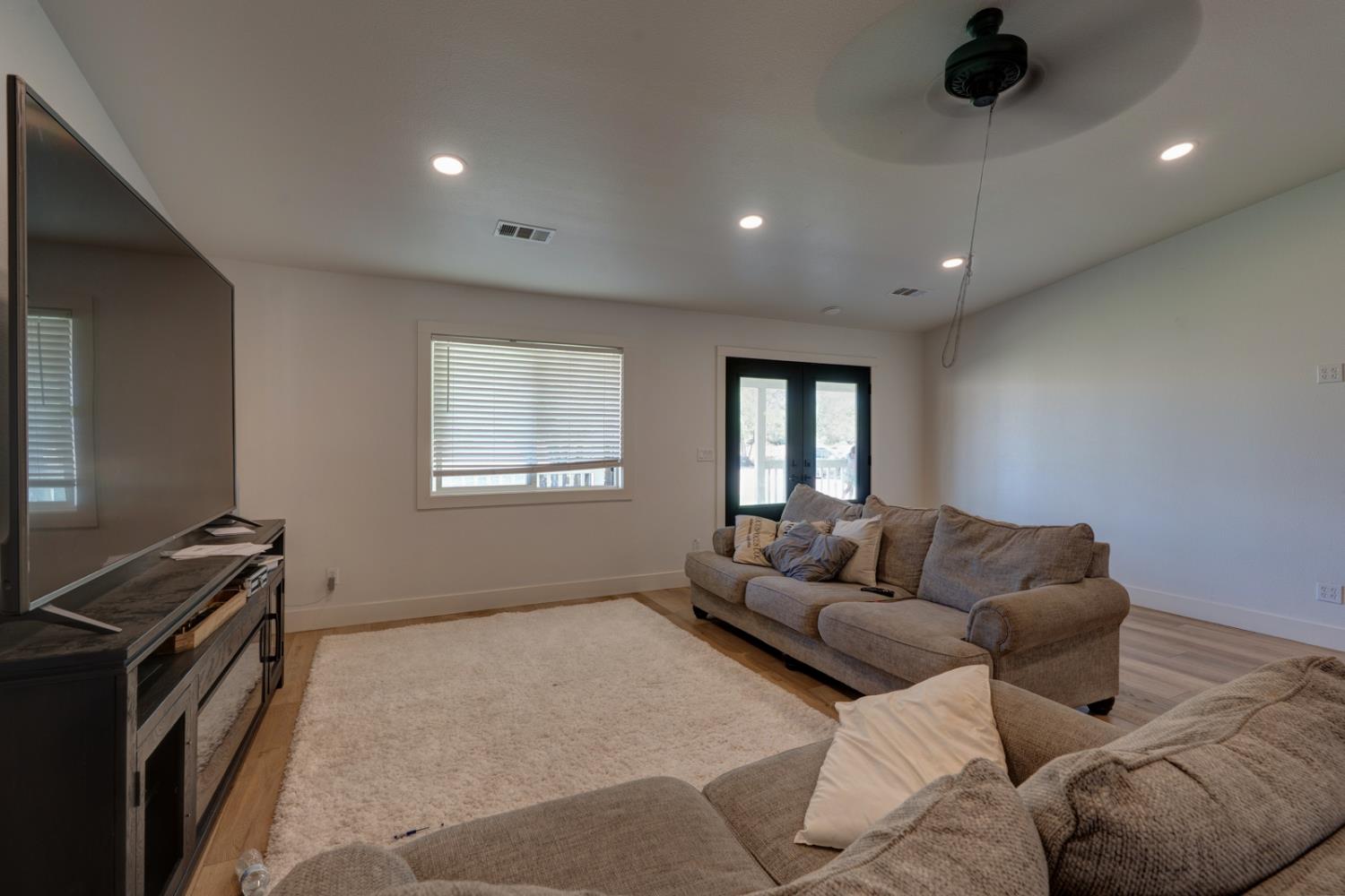 561 Rushing Rd, Waterford, CA 95386