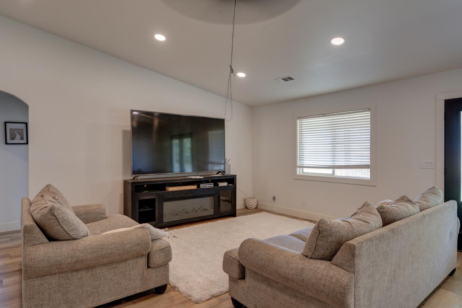 561 Rushing Rd, Waterford, CA 95386