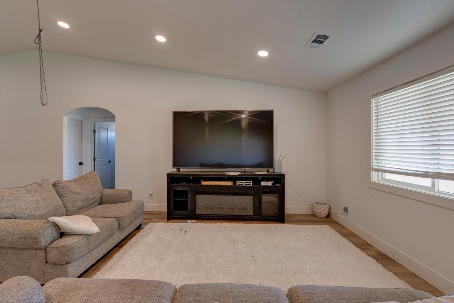 561 Rushing Rd, Waterford, CA 95386