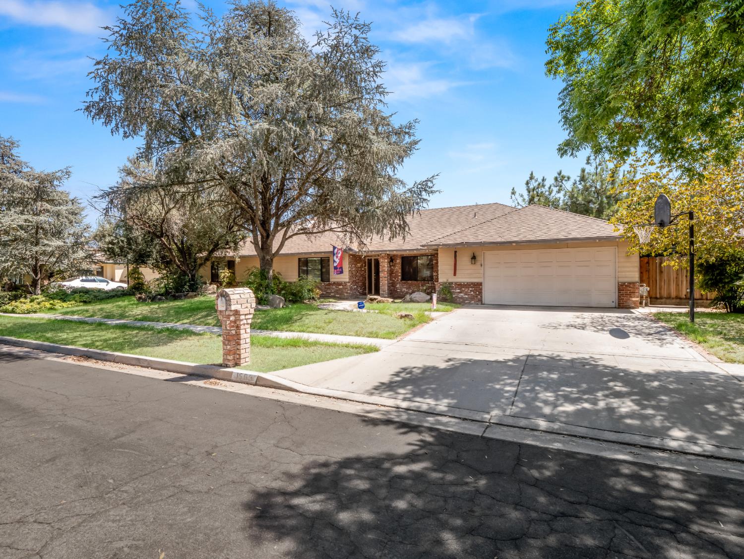 1563 E Fallbrook Ave, Fresno, CA 93720