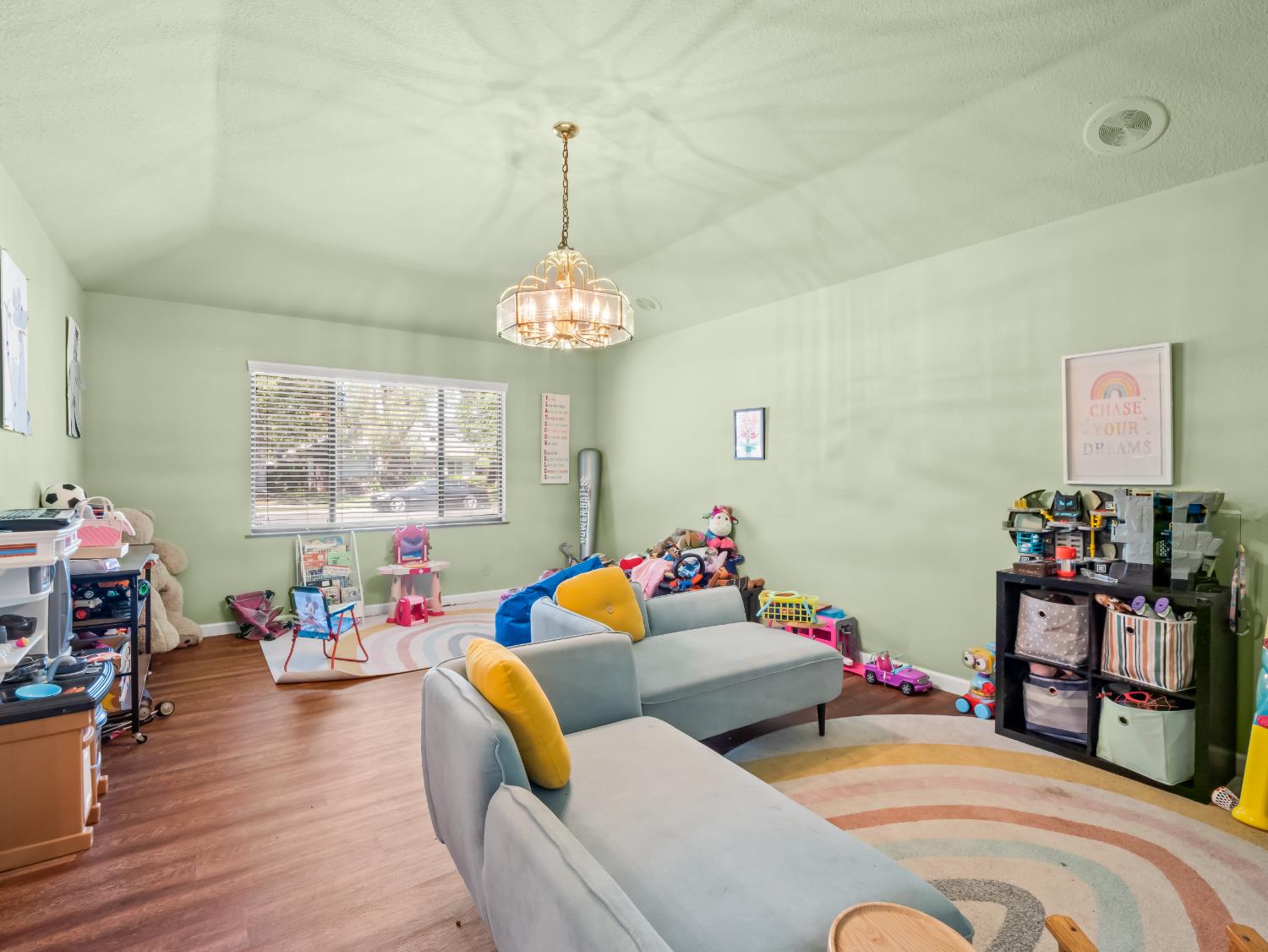 1563 E Fallbrook Ave, Fresno, CA 93720