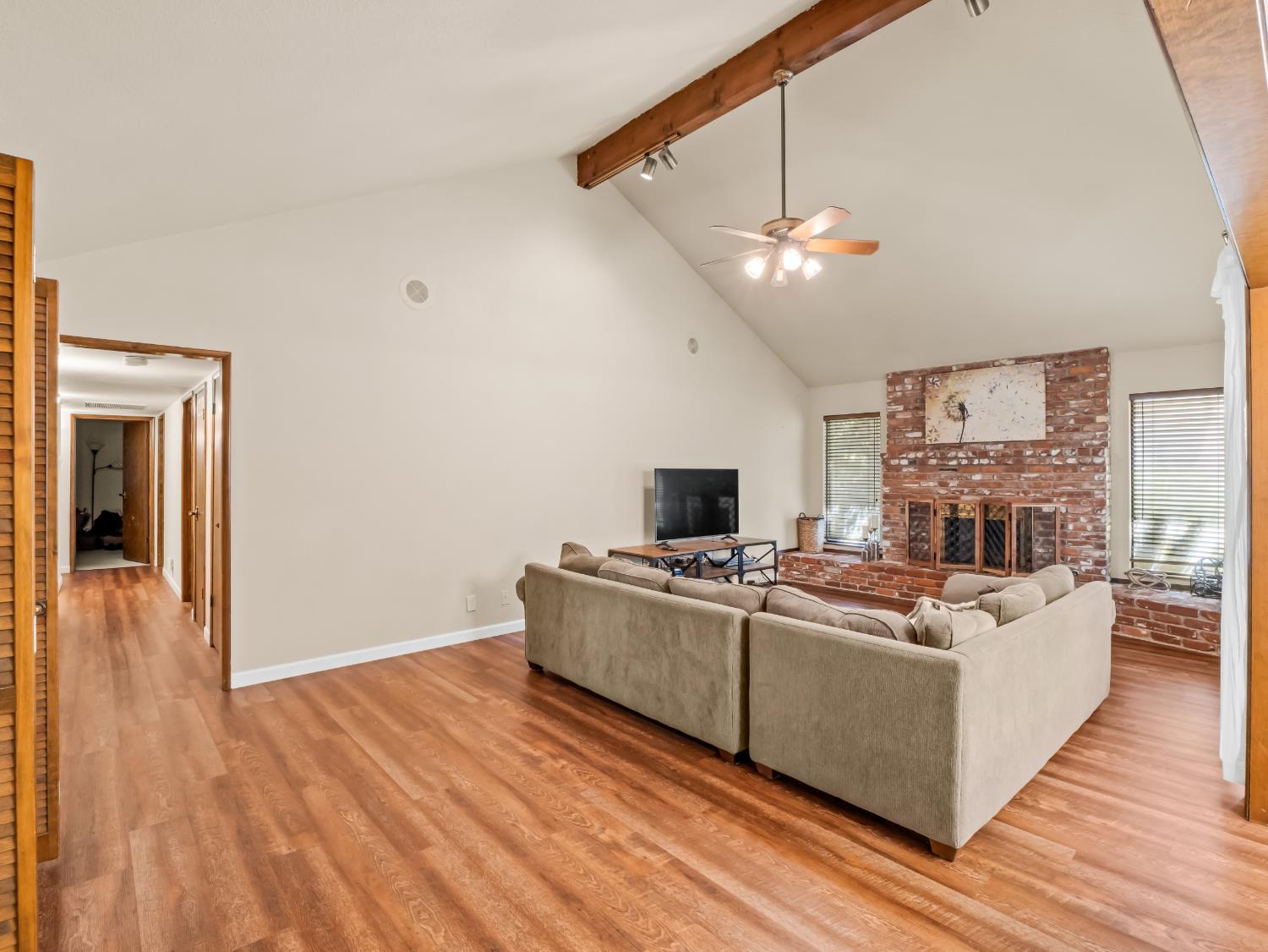 1563 E Fallbrook Ave, Fresno, CA 93720