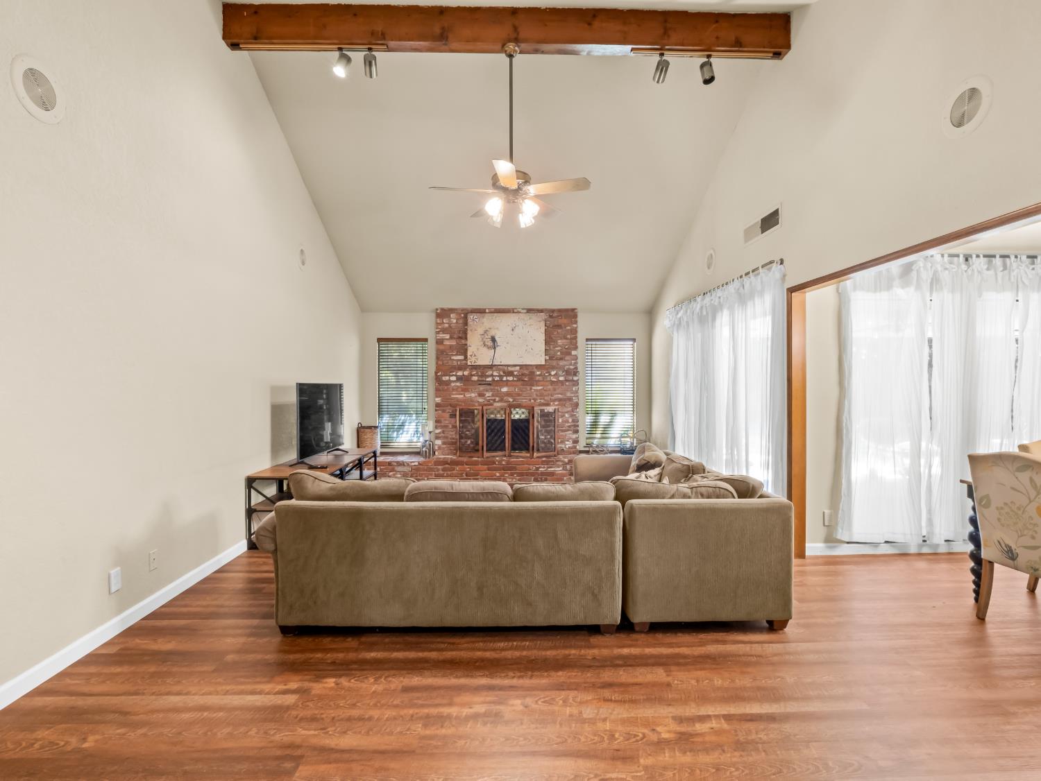 1563 E Fallbrook Ave, Fresno, CA 93720