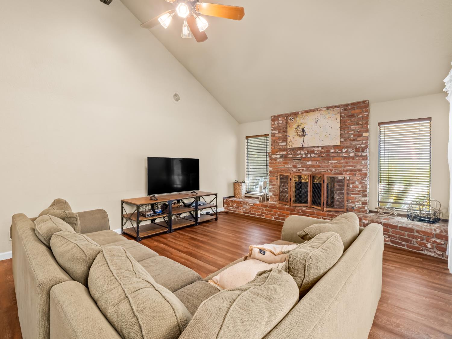1563 E Fallbrook Ave, Fresno, CA 93720