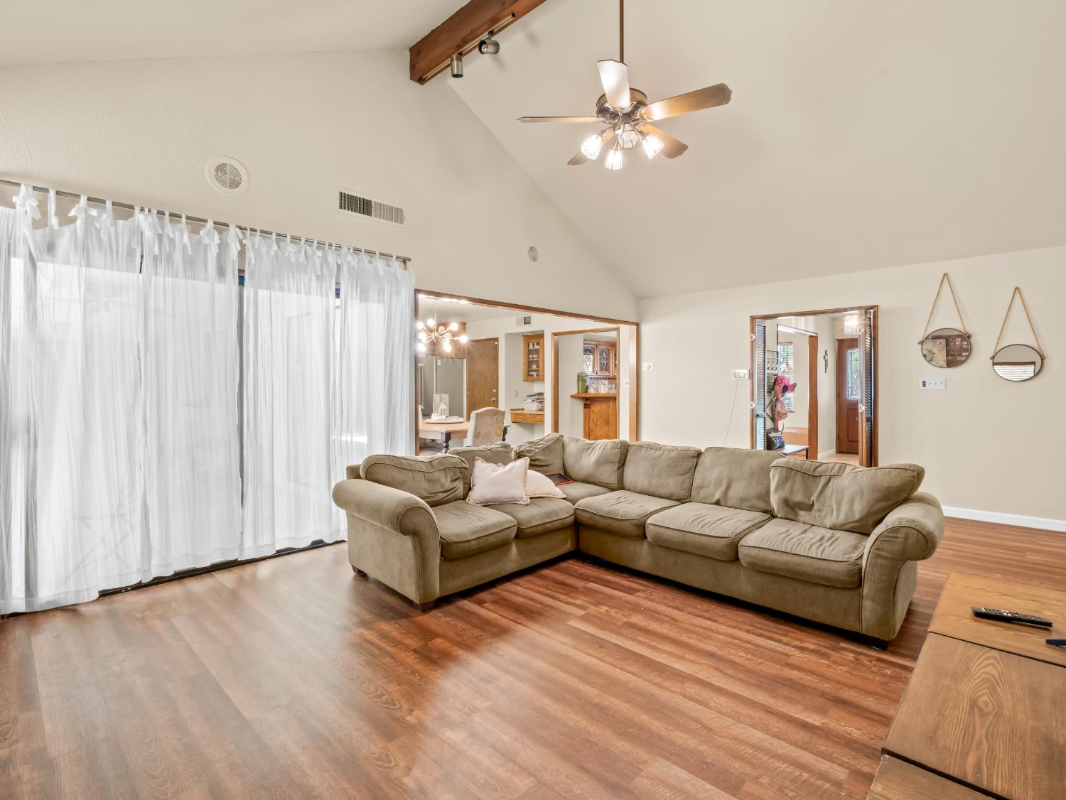 1563 E Fallbrook Ave, Fresno, CA 93720
