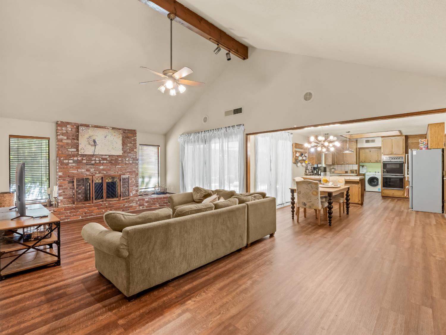 1563 E Fallbrook Ave, Fresno, CA 93720
