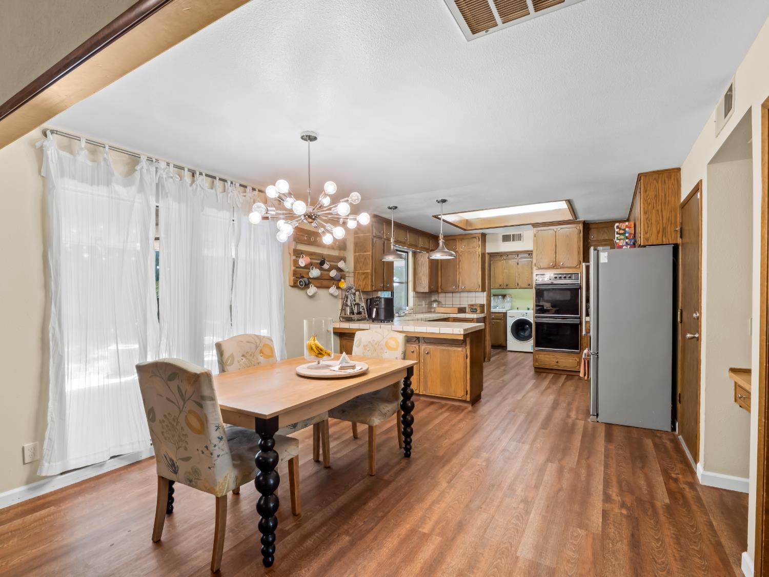 1563 E Fallbrook Ave, Fresno, CA 93720