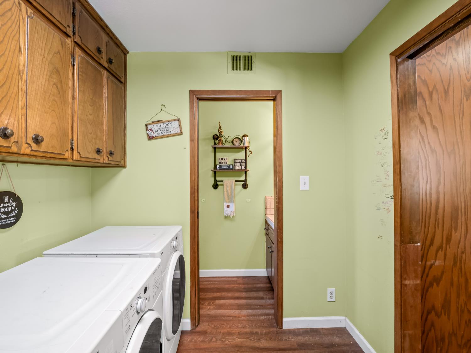 1563 E Fallbrook Ave, Fresno, CA 93720