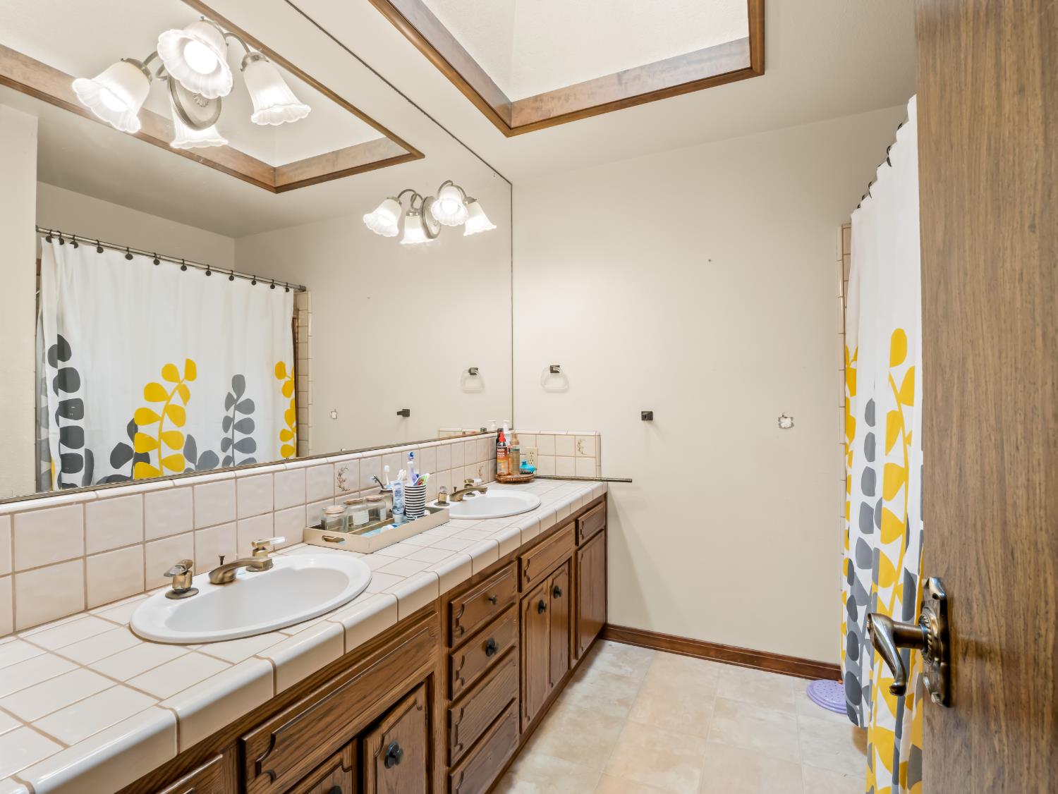1563 E Fallbrook Ave, Fresno, CA 93720
