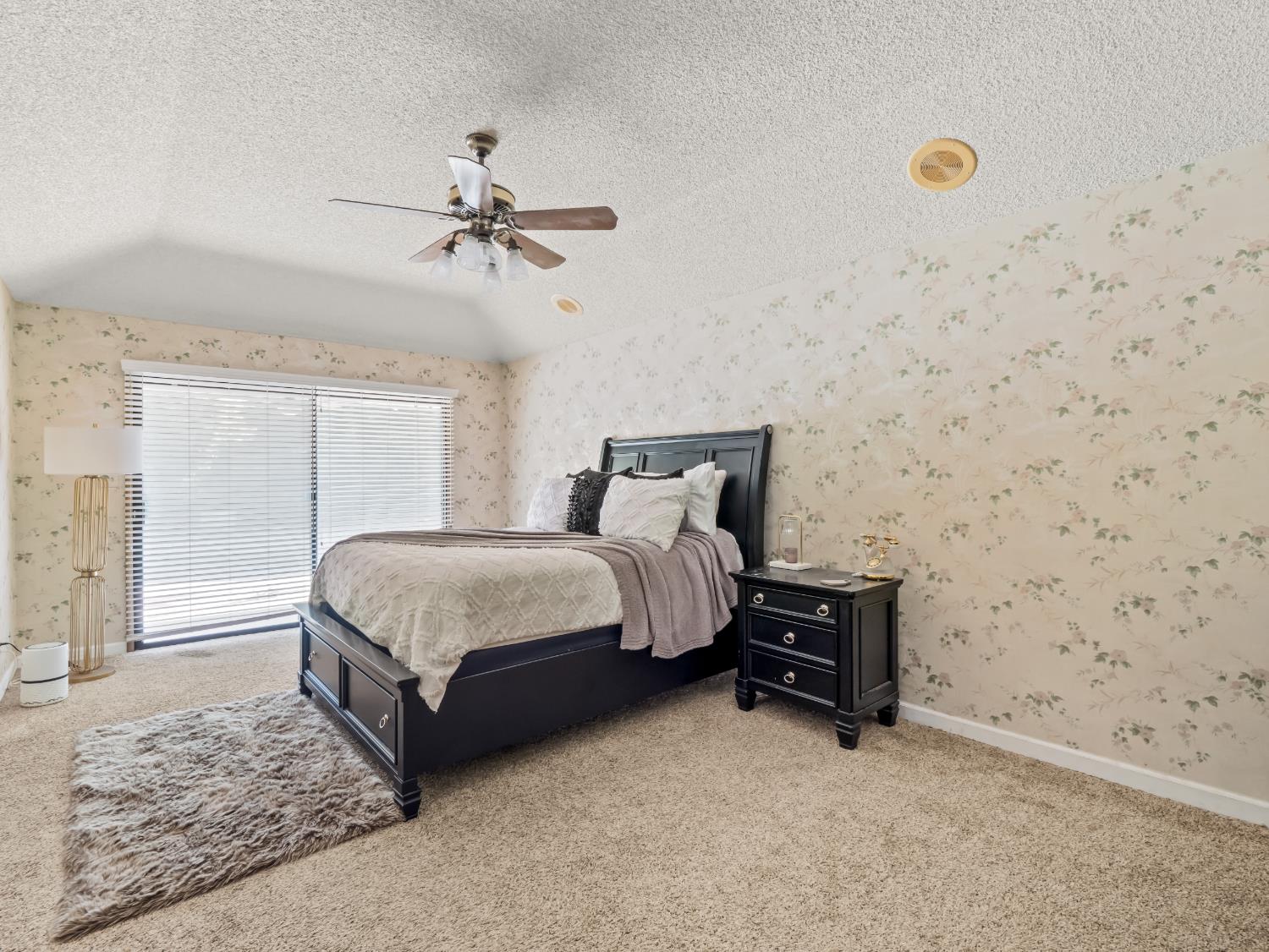 1563 E Fallbrook Ave, Fresno, CA 93720