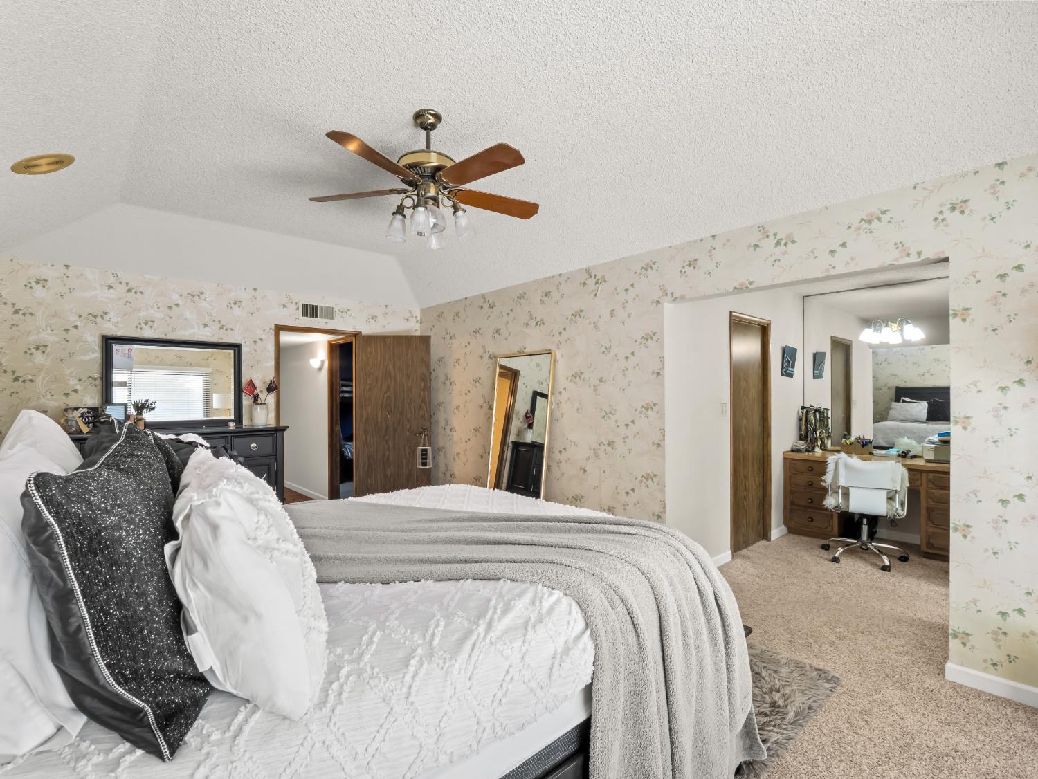 1563 E Fallbrook Ave, Fresno, CA 93720