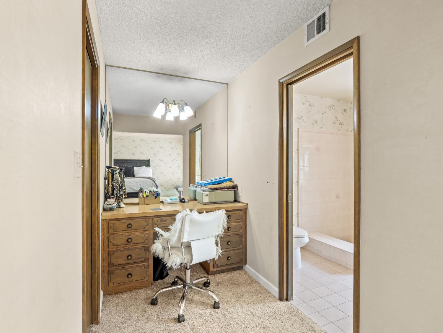 1563 E Fallbrook Ave, Fresno, CA 93720