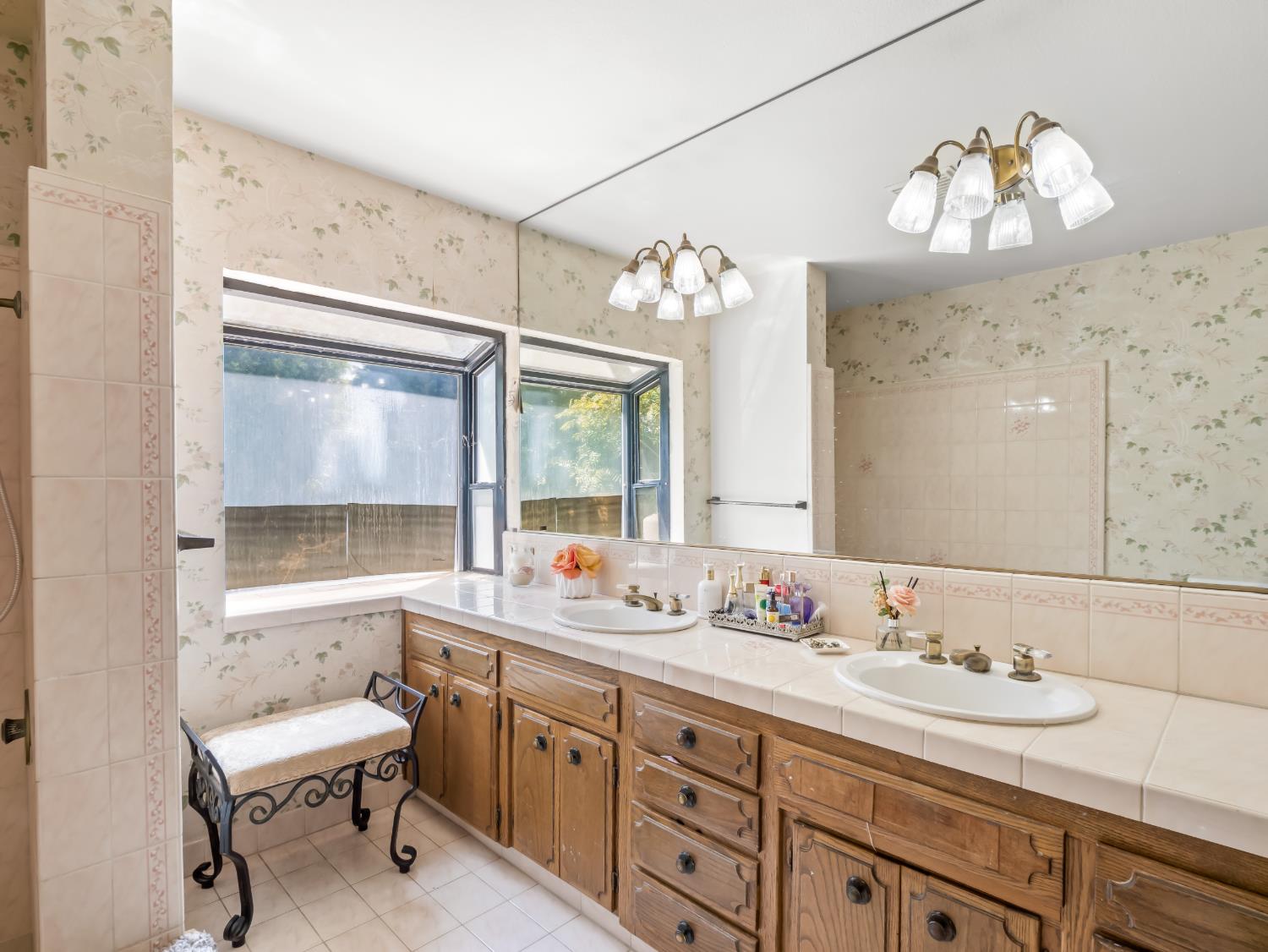 1563 E Fallbrook Ave, Fresno, CA 93720