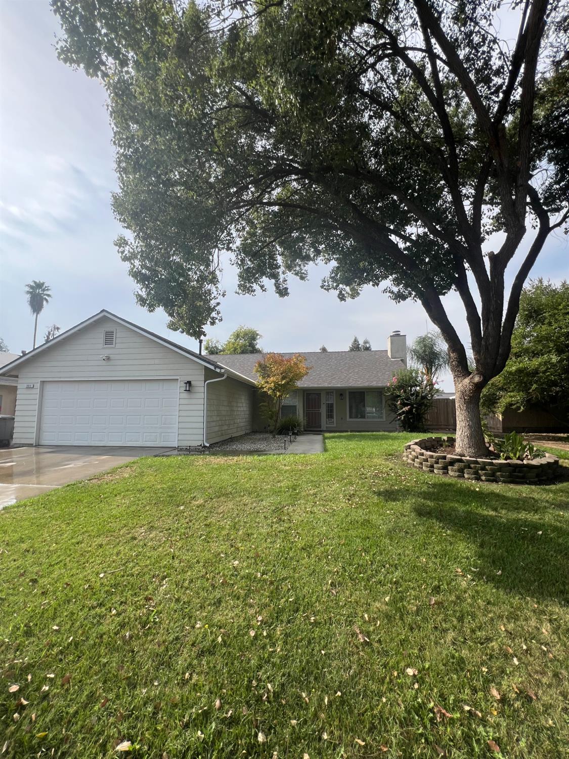 351 W Stanley Ave, Reedley, CA 93654