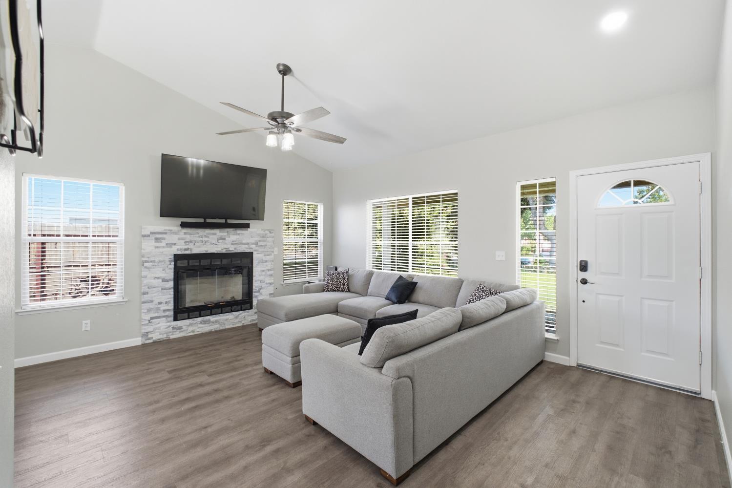 351 W Stanley Ave, Reedley, CA 93654