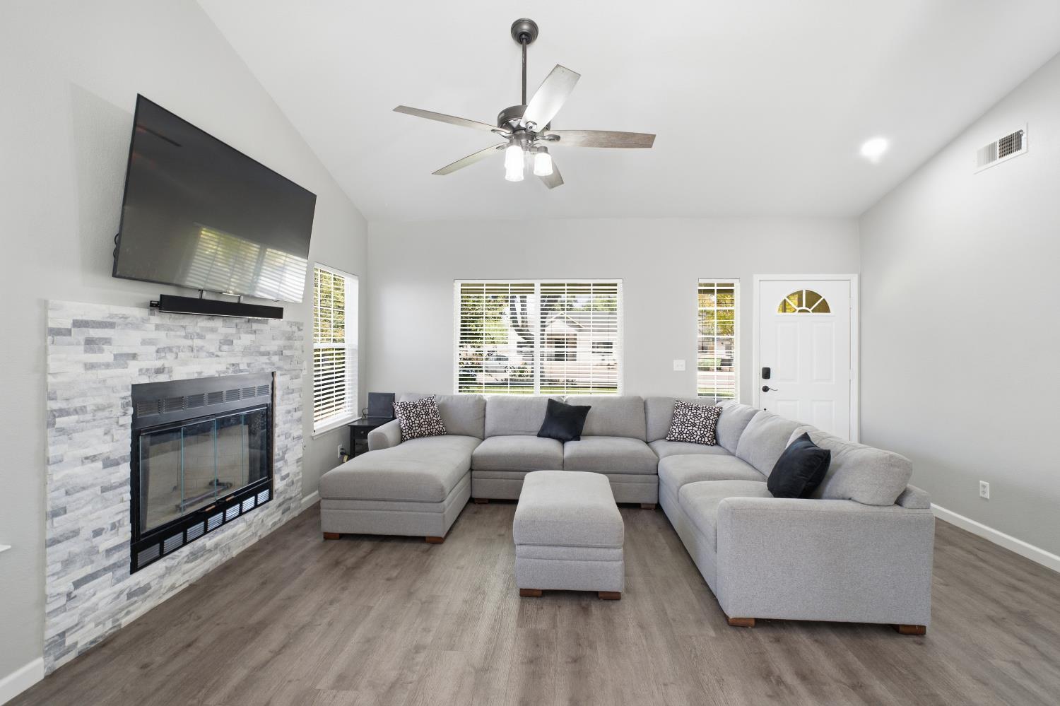351 W Stanley Ave, Reedley, CA 93654