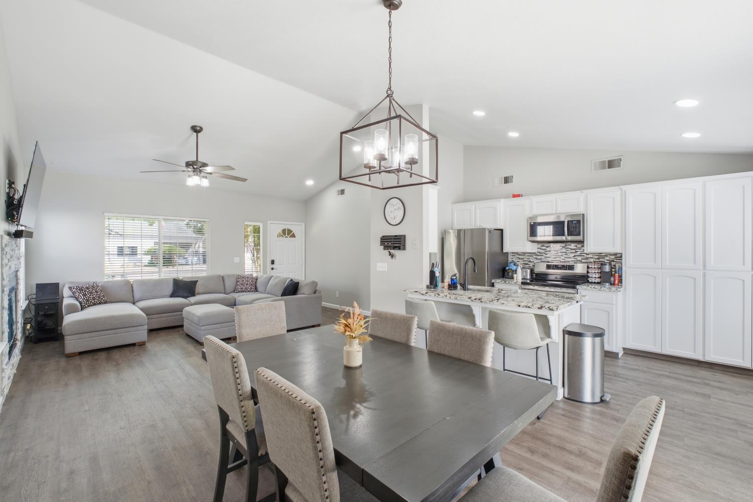 351 W Stanley Ave, Reedley, CA 93654