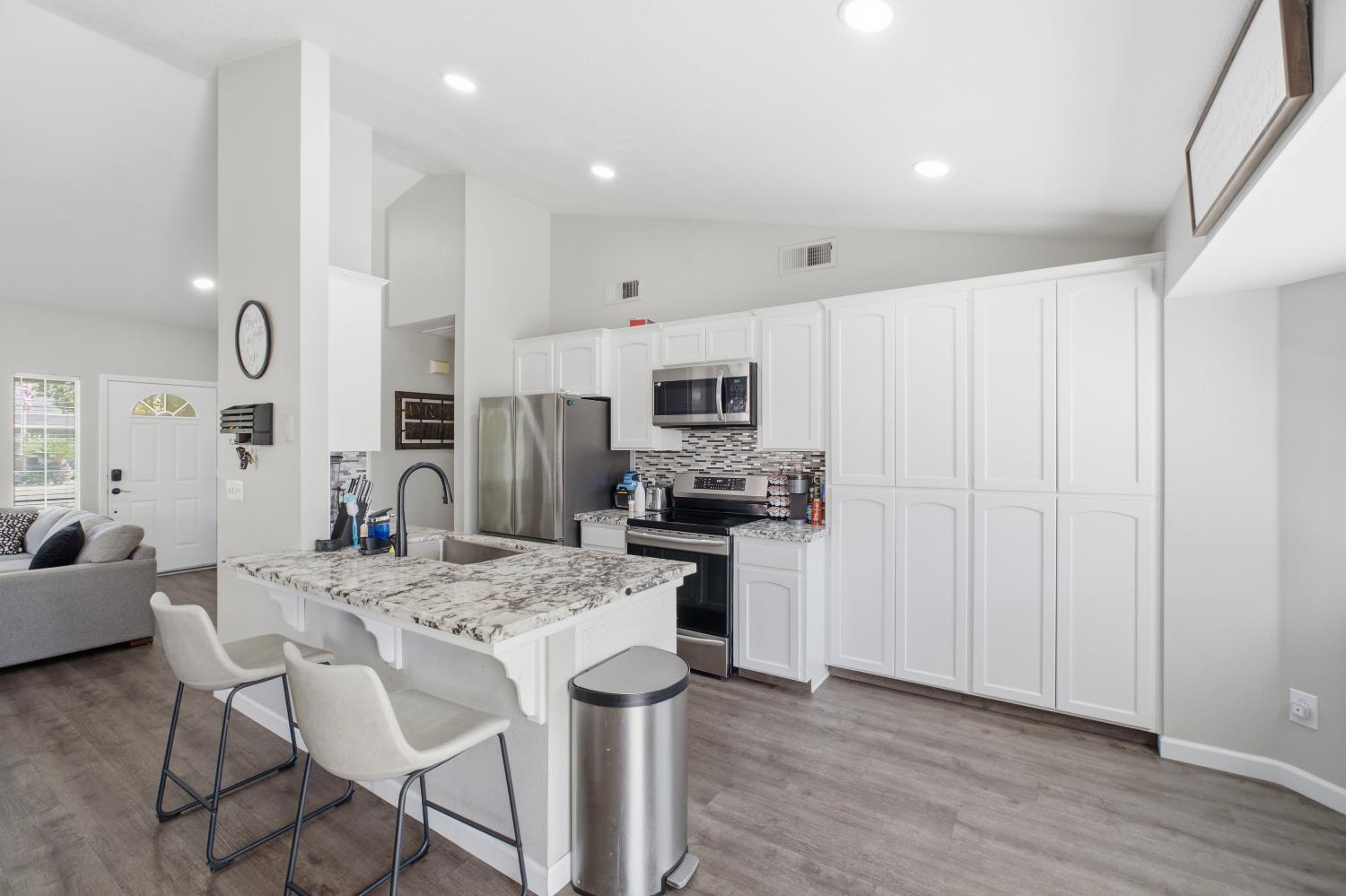 351 W Stanley Ave, Reedley, CA 93654