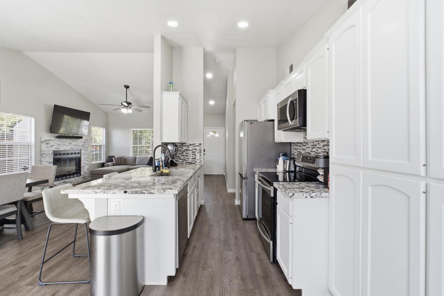 351 W Stanley Ave, Reedley, CA 93654