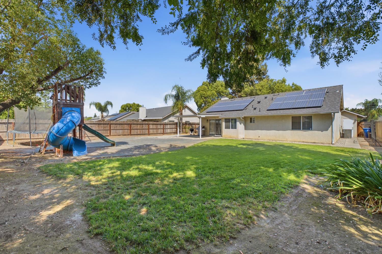 351 W Stanley Ave, Reedley, CA 93654