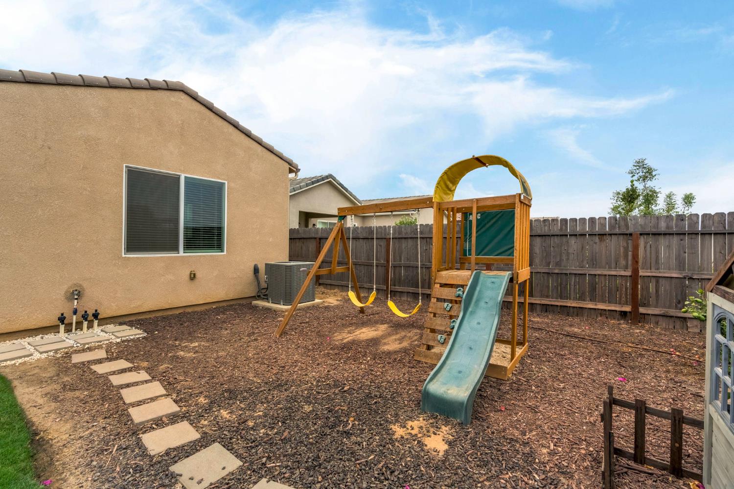 467 Heirloom Ln, Clovis, CA 93619