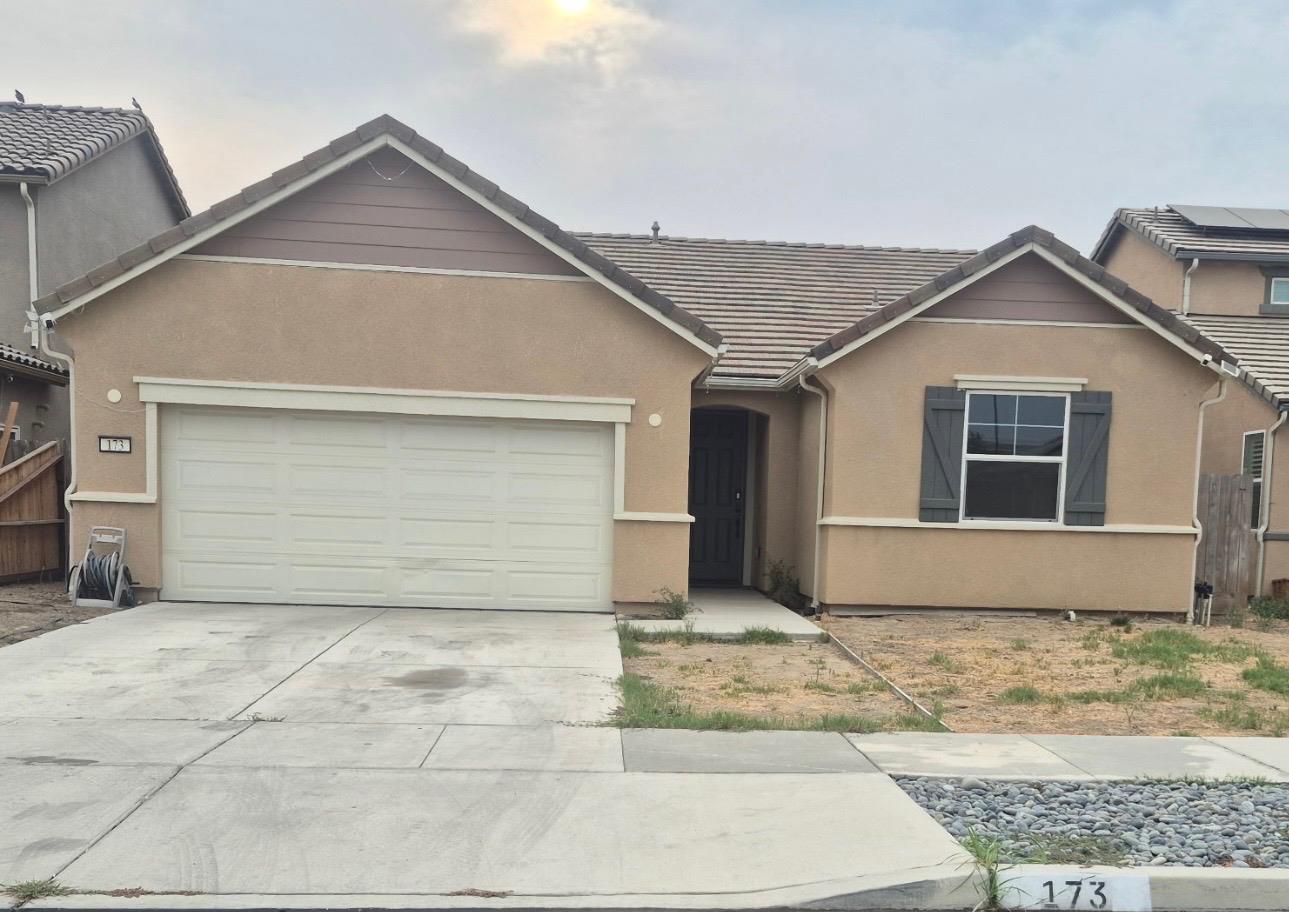 173 Mckenna Ave, Kerman, CA 93630