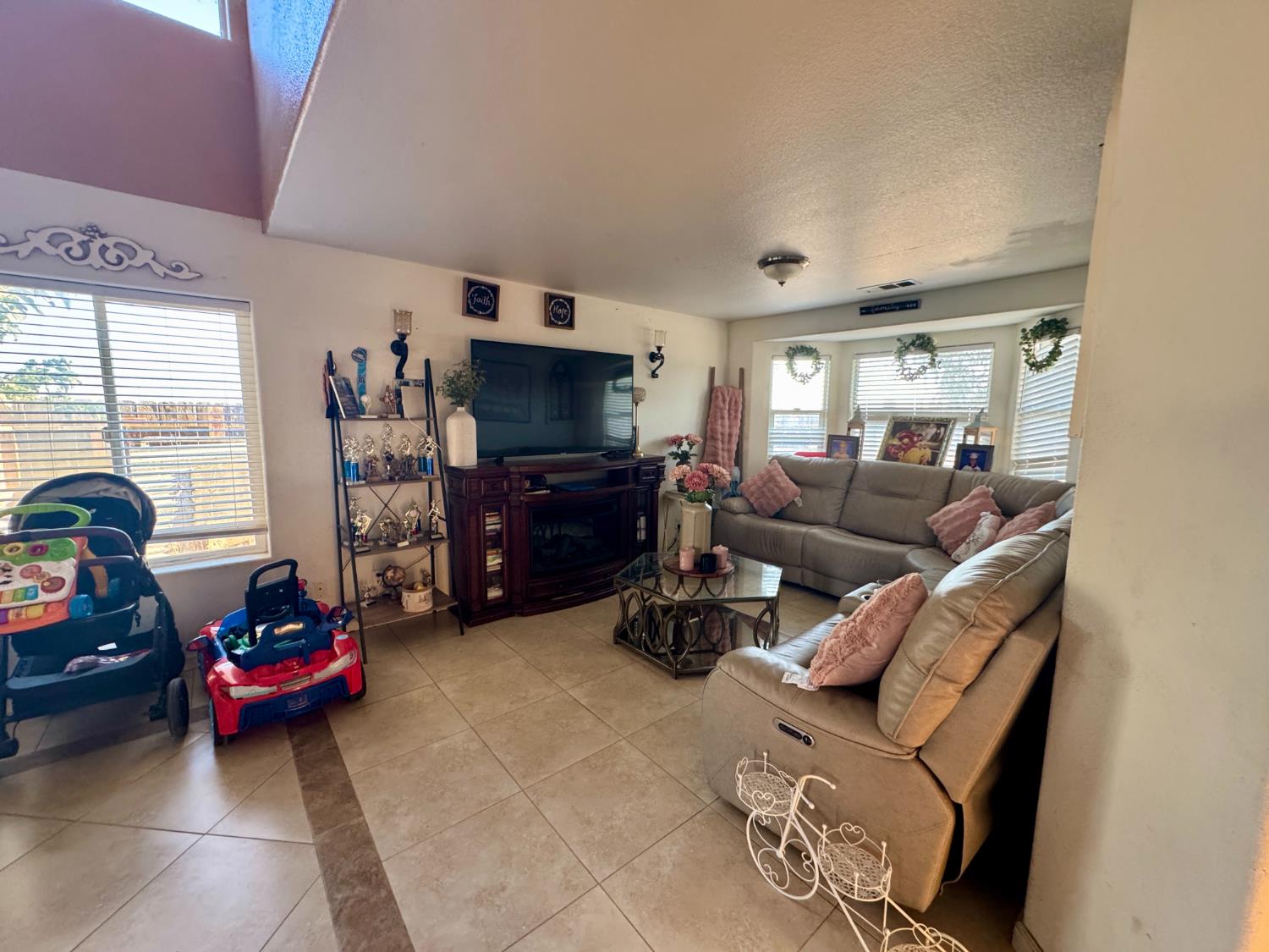 8304 2nd St, San Joaquin, CA 93660